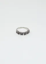 Anillo plateado con zirconias grises en forma de baguette.