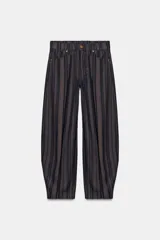 Jeans de tiro alto y diseño tapered, con cinco bolsillos, presillas para cinto y cierre frontal con cremallera y botón, en tono celeste claro lavado.