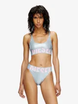 Sujetador deportivo o top de bikini color gris claro metalizado, con banda elástica inferior ancha que lleva el logo de la marca en color rosa pálido.