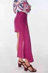 Minifalda fucsia con drapeado lateral y lazo. Asimétrica, confeccionada en lino italiano.