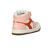 Zapatillas urbanas de caña alta Diadora, combinando colores blanco, rosa pálido y naranja coral. Presentan cordones blancos y suela de goma color caramelo.