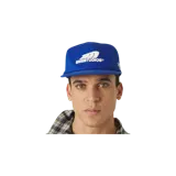 Gorro con visera plana azul, con el logo y el nombre de la marca bordados en color blanco en el panel frontal.