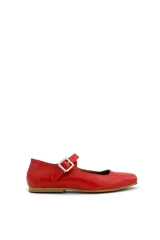 Zapato tipo Mary Jane color rojo, de cuero, con punta redondeada y tira sobre el empeine con hebilla metálica cuadrada.
