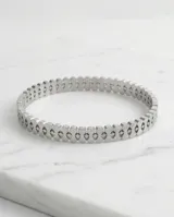 Pulsera esclava de acero inoxidable con diseño de eslabones planos entrelazados.
