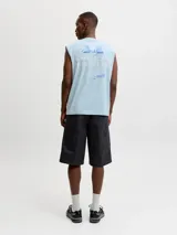 Musculosa celeste de corte holgado y cuello redondo, confeccionada en algodón. Presenta un pequeño estampado gráfico frontal con texto.