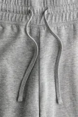 Pantalón deportivo de felpa con corte acampanado, cintura elástica con cordón ajustable e interior cepillado suave.
