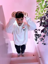 Canguro beige de algodón con capucha y cordones ajustables. Estampado en el pecho con la bandera de Mónaco y el texto "Monaco 1988".