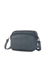 Bandolera de símil cuero color rojo, con doble bolsillo principal, un bolsillo frontal y un bolsillo trasero. Incluye correa ajustable.