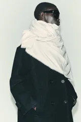 Pañuelo rectangular de color marrón oscuro, con textura suave y terminaciones deshilachadas en los extremos.