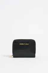 Billetera negra charolada con cierre dorado y logo de la marca Bimba y Lola estampado en dorado.