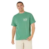 Remera de manga corta color verde, con cuello redondo y estampa pequeña en el pecho con diseño artístico de personajes y logo de la marca.