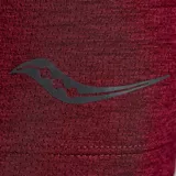 Remera de running Saucony Stopwatch color bordó, de poliéster reciclado, con mangas cortas y logo estampado en el pecho.