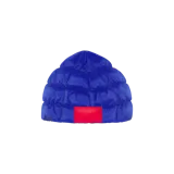 Gorro tipo beanie acolchado de color azul, con diseño estilo puffer y parche rojo rectangular con el logo en relieve en la parte frontal.