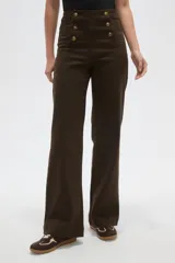 Pantalon de algodon color marron, de corte recto y tiro alto, con detalle de botones dorados en la parte frontal.