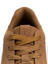 Championes urbanos modelo Mosca, confeccionados en ecogamuza color verde militar con cordones al tono y suela de goma liviana.