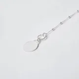 Pulsera de cadena de plata 925 con pequeñas esferas intercaladas y una medalla circular lisa central diseñada para grabado.