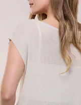 Blusa negra de tejido de punto fino con hilos de lúrex brillante, escote redondo amplio, mangas cortas con hombros caídos y silueta semi holgada.