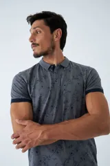 Remera cuello polo de algodón con estampado floral, manga corta con terminaciones a contratono y cierre frontal con botones.