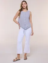 Blusa sin mangas de algodón liviano con diseño de rayas verticales en tonos beige y blanco, escote redondo, abotonadura frontal con botones rústicos y detalle de nudo para anudar en la cintura.