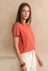 Remera de algodón peinado con efecto lavado, cuello redondo y mangas cortas, de calce ajustado al cuerpo.