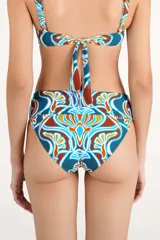 Calzón de bikini tiro alto con faja ancha, con un estampado multicolor de inspiración paisley en tonos turquesa, terracota, blanco y mostaza.