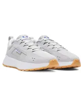 Championes Under Armour modelo Street Mirage, color gris claro. Presentan una parte superior de malla transpirable con superposiciones de gamuza, entresuela de EVA acolchada para mayor comodidad y suela exterior de goma en color caramelo con diseño dentado para mayor tracción.