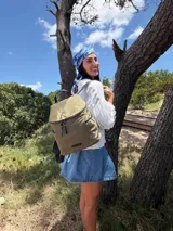 Mochila urbana de diseño compacto en color negro, confeccionada en nylon resistente. Cuenta con un compartimento principal con cierre, bolsillo frontal con cierre y correas ajustables con detalle de marca.