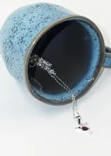 Collar con cadena de plata 925 y dije de colibrí con zirconia violeta.