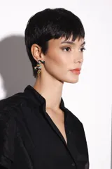 Camisa negra de nylon con cuello mao y volados de poliéster en el hombro.