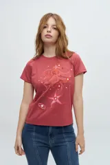 Remera de cuello redondo y manga corta en color lila, con estampado frontal artístico de flores y elementos marinos.