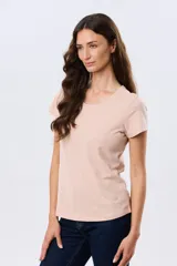Remera básica de algodón color negro, con cuello redondo y mangas cortas de corte clásico.