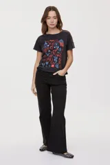 Pantalón de tiro medio y calce wide leg, con diseño de cinco bolsillos y terminación lisa. Su silueta amplia aporta un estilo relajado y versátil.