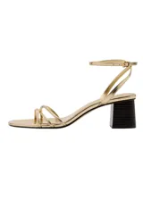 Sandalias de tacón medio ancho de imitación madera, color dorado, con tiras finas cruzadas en la parte delantera y tira ajustable al tobillo con hebilla.
