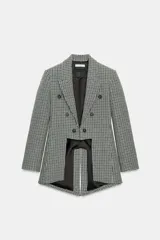 Blazer Zara de corte asimétrico confeccionado en tejido con lana. Presenta un diseño de cuadros, cuello con solapas de muesca, manga larga y cierre frontal cruzado con botones. El bajo es asimétrico con una abertura pronunciada en la espalda y cuenta con forro interior.