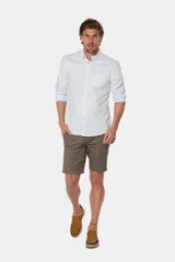 Bermuda clásica de color beige, confeccionada en una mezcla de algodón y spandex para mayor flexibilidad y comodidad.