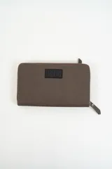 Billetera rectangular de color marrón con textura micro-punteada, cuenta con dos compartimentos frontales con cierre metálico y tiradores con detalle de remache.