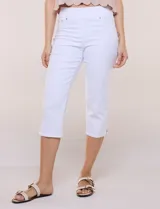 Jegging capri de denim blanco de la marca Ruby Rd, con pretina ancha elastizada, bolsillos delanteros simulados y bolsillos traseros aplicados.