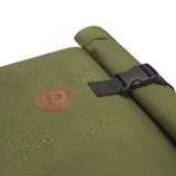 Mochila grande color verde militar, con sistema de cierre enrollable y hebilla de ajuste. Tiene asa de mano superior y tirantes acolchados ajustables. Cuenta con un bolsillo interno acolchado para laptop de 15 pulgadas y sistema MOLLE para fijación de bolsas frontales. Vegana y repelente al agua.