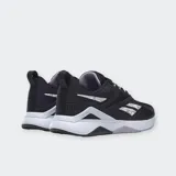 Championes deportivos Reebok Nanoflex TR 2, color negro con suela blanca y detalles plateados. Cuenta con parte superior de malla transpirable y suela de goma con soporte.