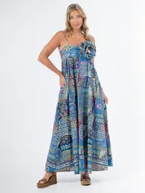 Vestido largo de algodón con estampado multicolor, corte cuadrado y elástico en la espalda. Incluye un aplique de flor desmontable.