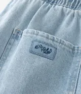 Bermuda de jean para hombre, color gris oscuro con efecto acid wash, cintura elástica con cordón de ajuste, bolsillos y tag aplicado.