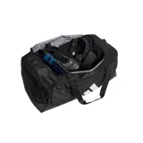 Bolso deportivo Adidas Training Defender de gran capacidad, color negro con logo blanco estampado. Cuenta con compartimento principal espacioso, bolsillos exteriores con cierre, correas de mano y correa de hombro ajustable y extraíble.