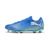 Championes de fútbol Puma Future 7 Play FG/AG, color azul con detalles en verde y logo de Puma en blanco.