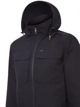 Campera cortaviento impermeable de color azul navy, con capucha desmontable, cierre frontal completo y bolsillos delanteros con solapa. Presenta tecnología de secado rápido, aislamiento térmico y protección contra el viento.