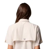 Camisa de manga corta Columbia modelo Tamiami II SS Shirt, color gris claro, con cierre frontal de botones, cuello camisero y bolsillo en el pecho con logo de la marca.