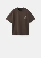 Camiseta marrón de corte recto y mangas cortas, con cuello redondo y pequeño estampado alusivo al café en el pecho.