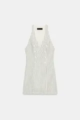 Vestido mini Zara de rayas diplomáticas, con escote en pico, diseño sin mangas, doble botonadura frontal decorativa y cierre lateral con cremallera oculta.
