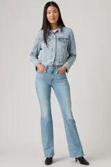 Jeans de tiro alto con corte acampanado, confeccionados en denim de lavado claro. Presentan cierre de botón y cremallera, con diseño clásico de cinco bolsillos.