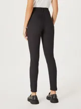 Pantalón de jean corte skinny, de tiro medio y color azul oscuro con costuras en contraste.