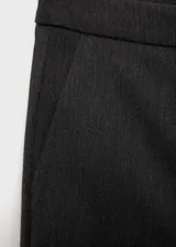 Pantalón de corte skinny y diseño crop, confeccionado en tejido elástico mezcla de poliéster y viscosa. Presenta tiro medio, cierre frontal con botón, gancho y cremallera, además de bolsillos laterales y traseros de ribete.